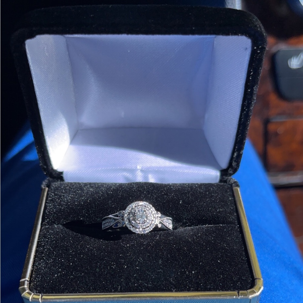 14k white gold, halo/round diamond engagement ring!